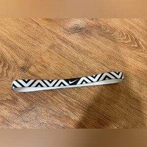 Nike white and black thin triangle pattern headband​​​​​​​​